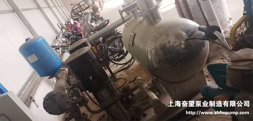 二次供水設(shè)備安置在車棚下邊，由于沒有圍擋，積塵較多，需要及時(shí)清理