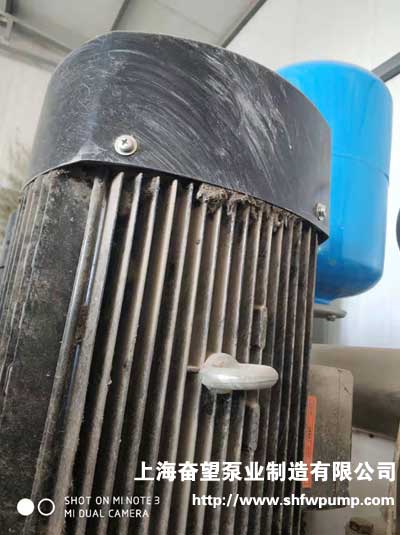 不銹鋼多級(jí)離心泵電機(jī)風(fēng)罩部分，積塵嚴(yán)重，需要打開清理保養(yǎng)
