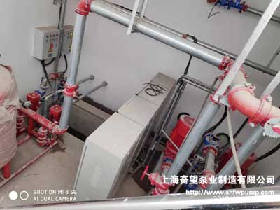 地下消防水泵房內供水設備大致位置格局，一切準備工作就緒，試水后觀察水流水壓是否正常，控制柜部分是否正常啟動運轉，及聯動功能和其他功能是否正常動作