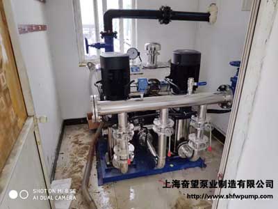 泵房?jī)?nèi)，無(wú)負(fù)壓變頻供水設(shè)備安裝完成，準(zhǔn)備后期試水工作