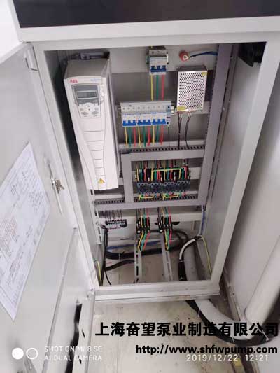變頻控制柜布置固定就位，后期進(jìn)行調(diào)試安裝工作