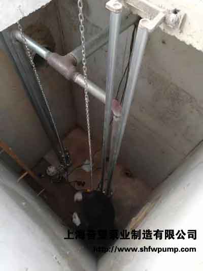 WQ污水泵安裝現(xiàn)場，管路及水泵已經(jīng)安裝完畢，現(xiàn)在正在調(diào)試浮球的高低來完成水泵的液位控制