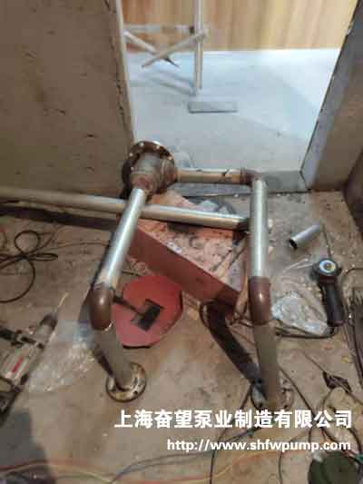 污水泵污水提升管道焊接，準(zhǔn)備與主管道連接