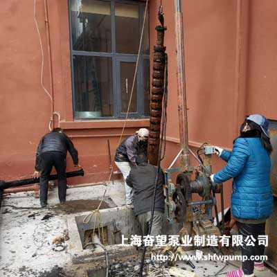 深井潛水泵維修現(xiàn)場，舊泵拔出，附帶舊井管也被拔出，發(fā)現(xiàn)腐蝕較嚴(yán)重