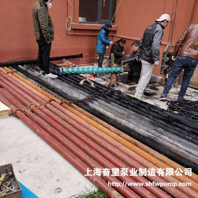 深井潛水泵新泵下泵，泵頭與電機端進(jìn)行連接，準(zhǔn)備新泵下井