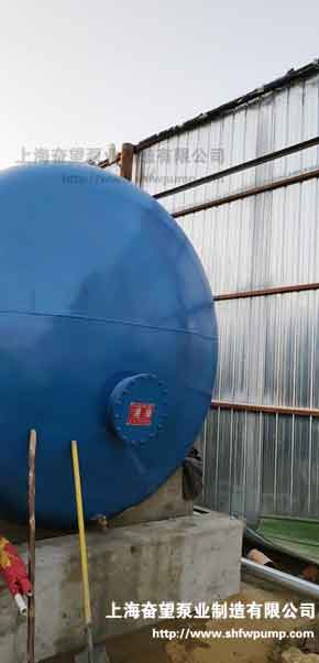 無(wú)塔供水罐安裝，水泥基礎(chǔ)完善，管路連接