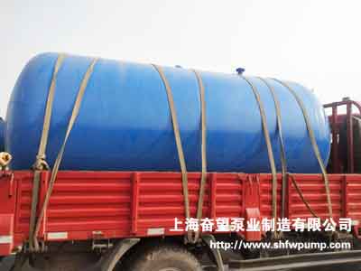 深井潛水泵和無塔供水罐等供水設(shè)備裝車現(xiàn)場，準(zhǔn)備送至安裝地點