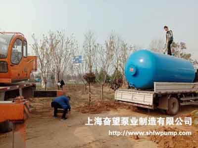 深井潛水泵和無塔罐送至項目安裝地點，準(zhǔn)備卸車