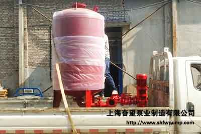 消防增壓穩(wěn)壓供水設(shè)備和配套啟動(dòng)柜及安裝附件裝車現(xiàn)場(chǎng)