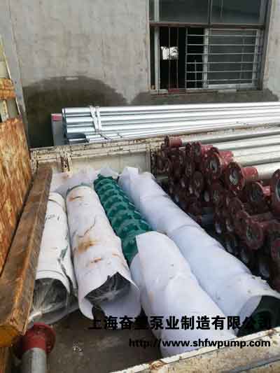 深井潛水泵和泵用井管已經(jīng)裝車完畢，等待軟啟動(dòng)控制柜裝車