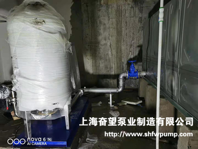 生活泵房安裝恒壓變頻給水設(shè)備和不銹鋼水箱